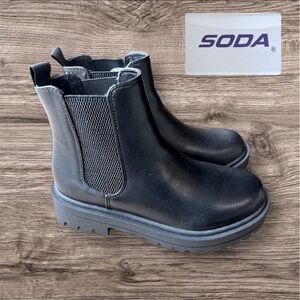 Soda-Women's Lug Sole Low Heel Chelsea Ankle Boot w/Double Elastic. Size 9